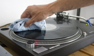 Vinylpflege: Schallplatten richtig reinigen Artikelbild