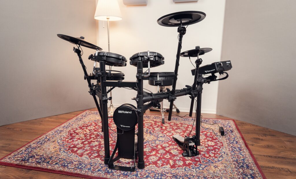 Das Roland TD313 bietet grundsätzlich ein gutes Triggerverhalten, zeigt aber einige kleinere Schwächen.