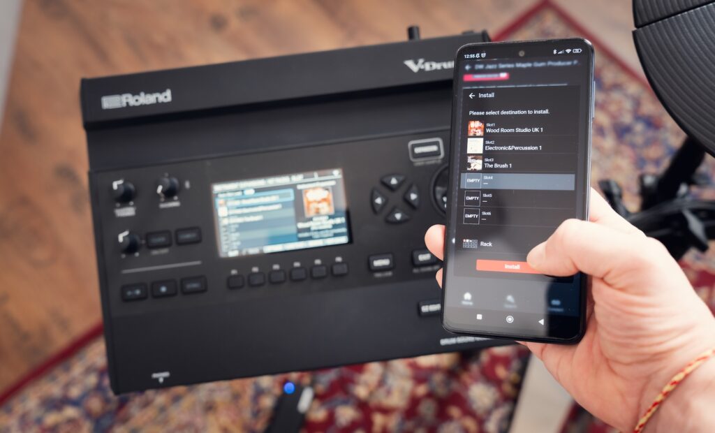 Zugriff auf die Roland Cloud erhält man am einfachsten über internes WLAN. Die Installation von neuen Soundpacks läuft über ein via Bluetooth verbundenes Smartphone.