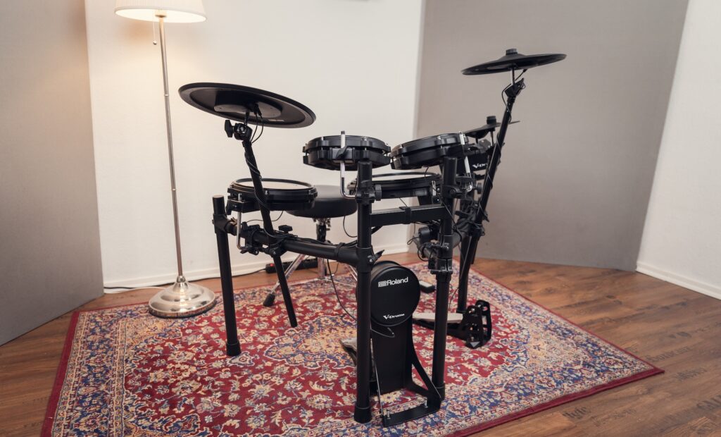 Das Roland TD-313 bringt das neue V31-Flaggschiff-Modul in die Mittelklasse – mit klarer Ausrichtung auf Übezimmer und Proberaum.