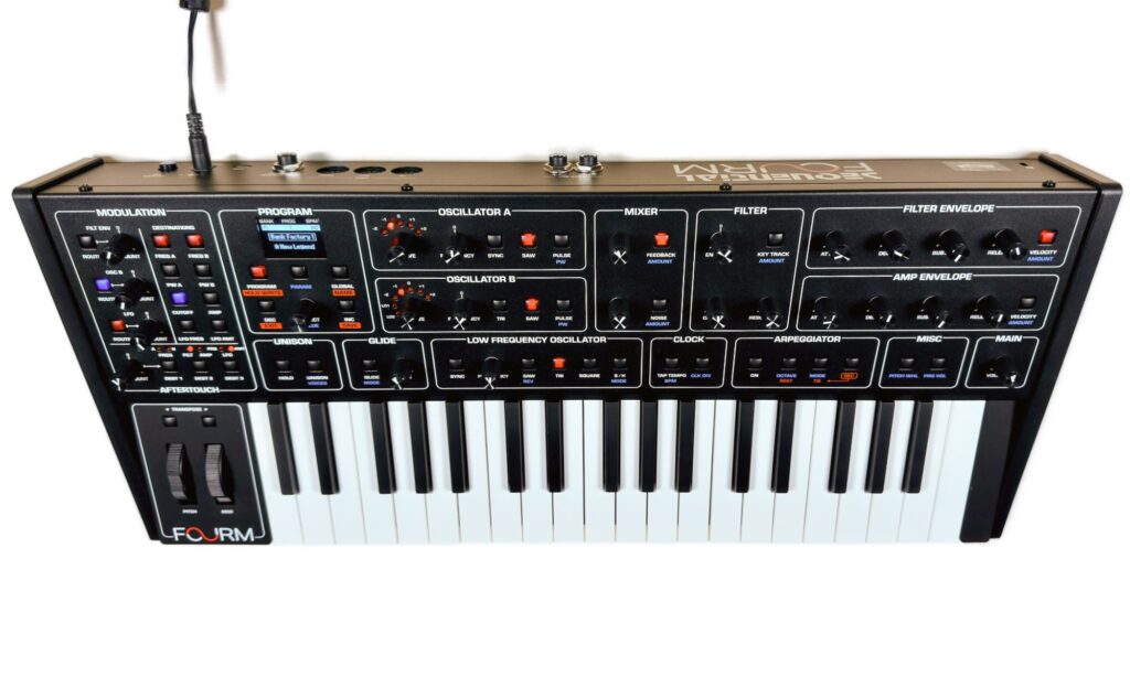 Konzeptionell zeigt sich der Sequential Fourm als kompakter Performance-Synth – ein Instrument zum Anfassen und Transportieren.