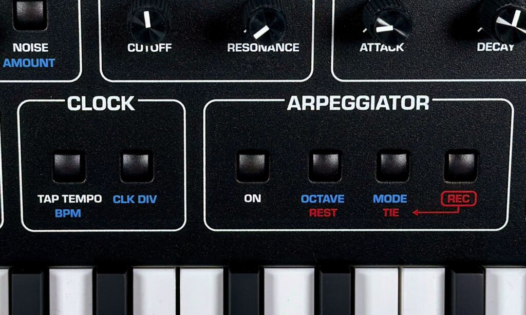 Auf dem Panel unscheinbar, aber sehr nützlich in der Praxis: der Arpeggiator mit Sequenzer-Mode.
