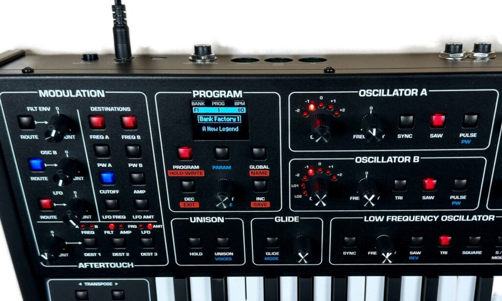 Die Anschlüsse kann man quasi an einer Hand abzählen – MIDI, USB, Pedal und Mono- und Phones-Ausgang.