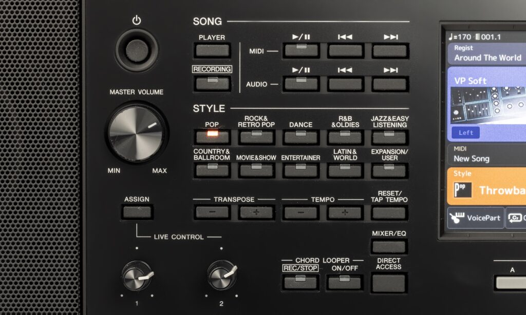 Styles und Chord Looper aus dem Genos 2 sowie unten links die beiden Live-Control-Knobs für spontanes Verändern von Filter, Reverb und weiterer Parameter.