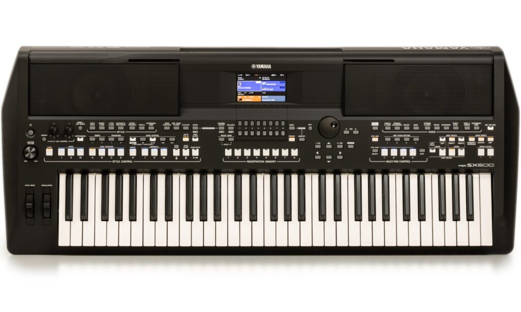 Das Yamaha PSR-SX600 ist zwar noch wesentlich günstiger, präsentiert sich aber auch deutlich schlichter.