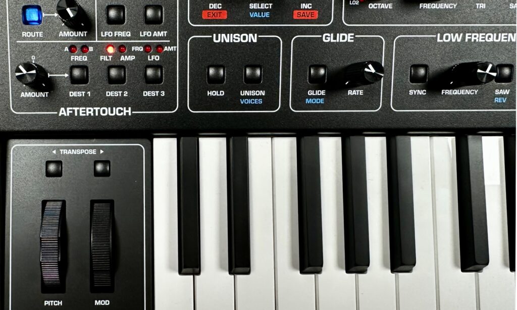 Praktische Spielhilfen: die beiden Handräder und der polyfone Aftertouch des Sequential Fourm.