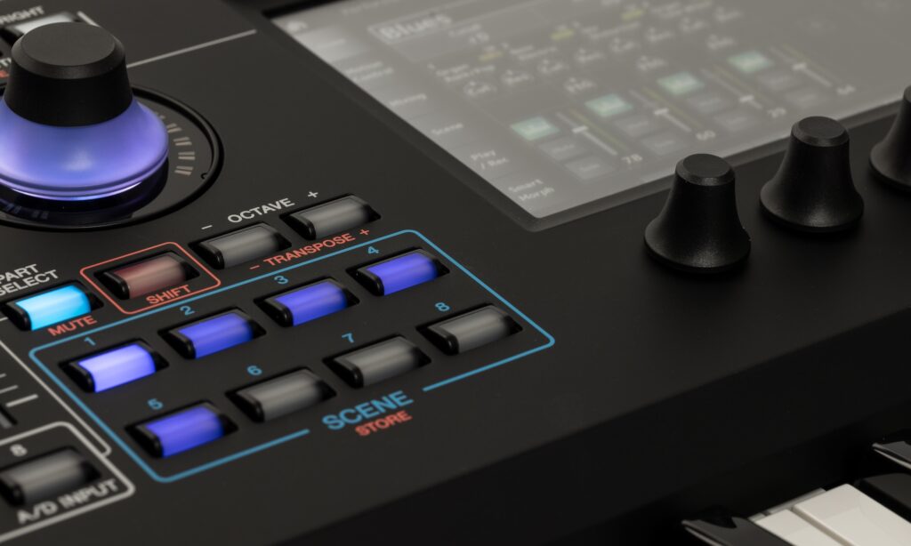 Die acht Scene-Tasten liegen zwar eher versteckt auf der Oberfläche, sind aber für die Performance sehr nützlich.