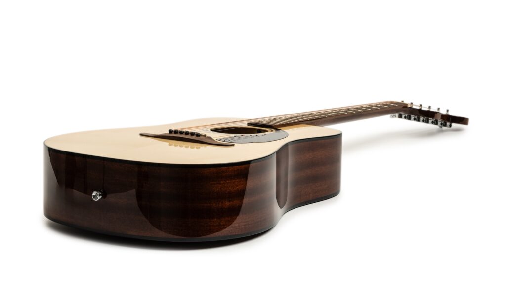 Das Redondo Pack ist Fenders preisgünstiger Einstieg in die Gitarrenwelt.