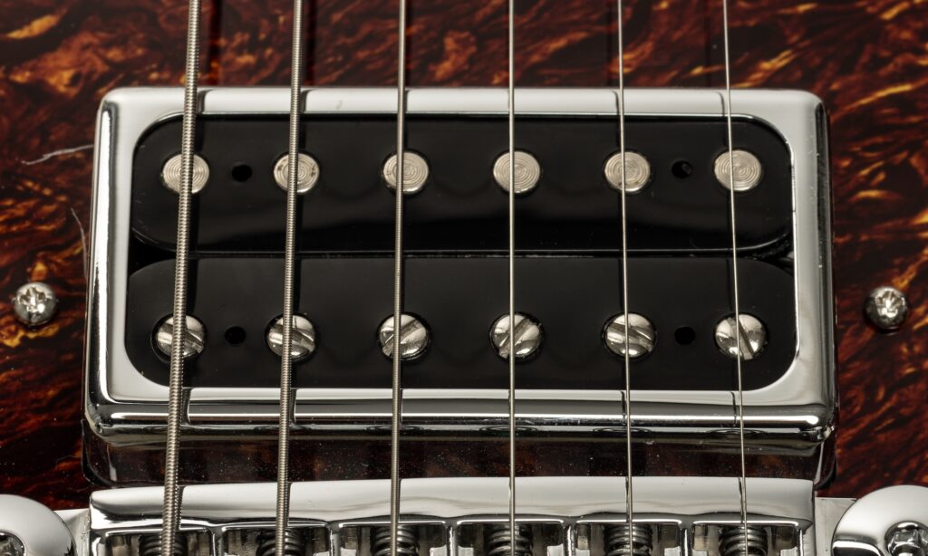 Als Pickups kommen zwei hauseigene Custom 62 Humbucker zum Einsatz.