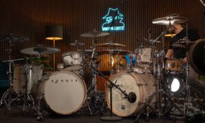 Akustisches Schlagzeug vs. E-Drums: Was klingt besser? Artikelbild