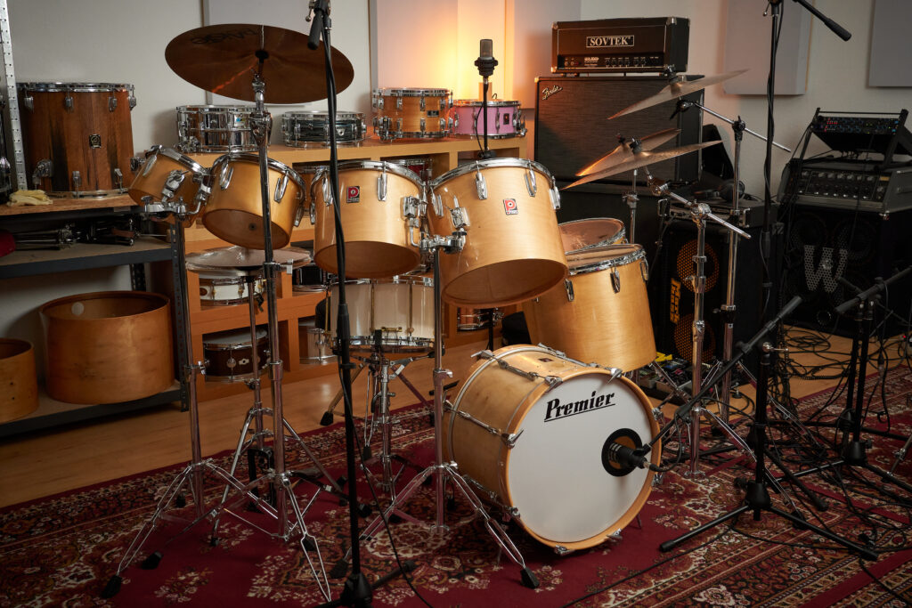 Premier Vintage Concert Toms, hier in Kombination mit modernen Tama-Stativen mit L-Armen.