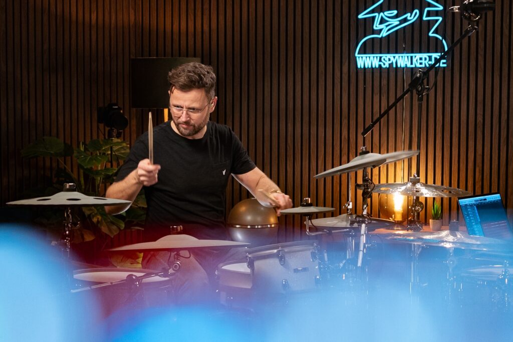 Akustisches Schlagzeug vs. E-Drums: Was klingt besser?