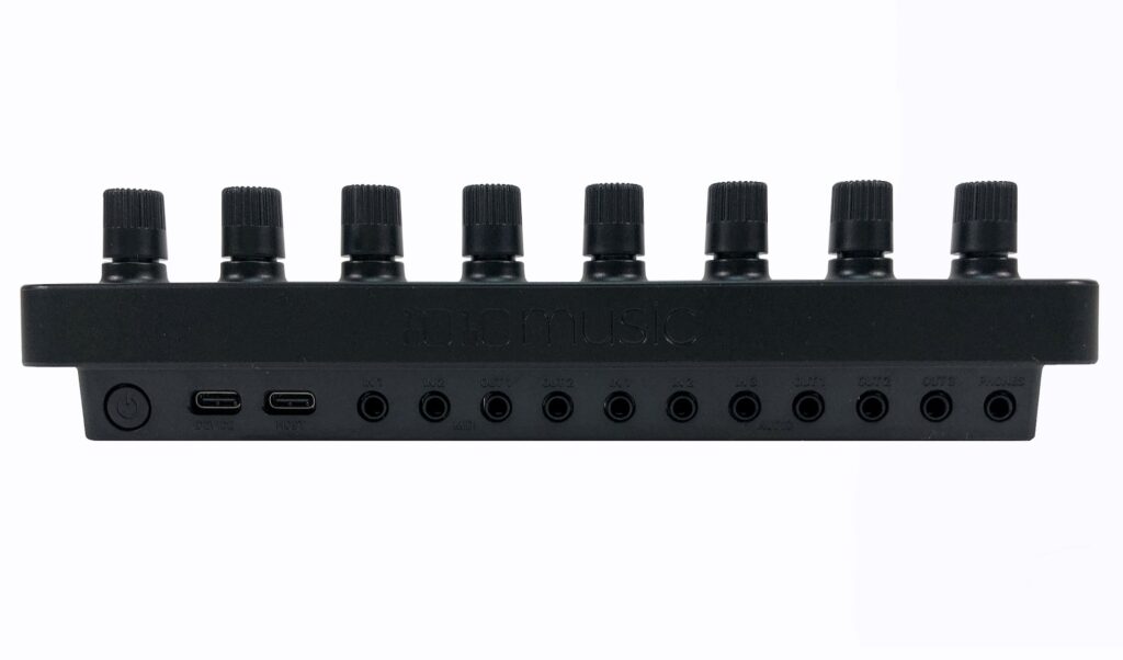 Viele Anschlüsse, aber schwer zu lesen.