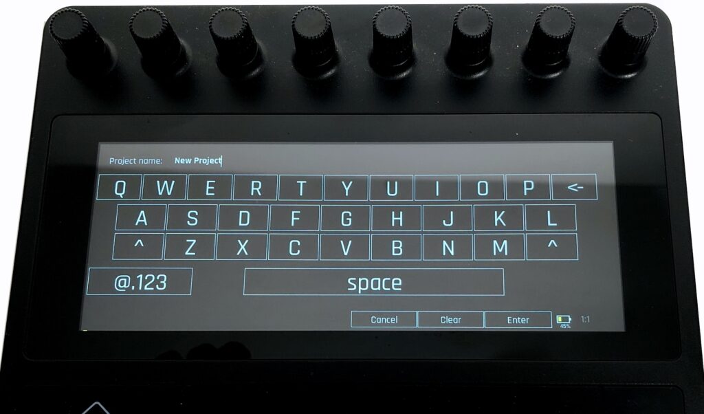 Die Texteingabe bei der 1010music bento erfolgt bequem über den Touchscreen.