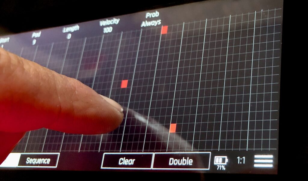 Bei der Step-Programmierung auf dem Touchscreen wünscht man sich, dass das auch mit den RGB-Pads gehen würde.