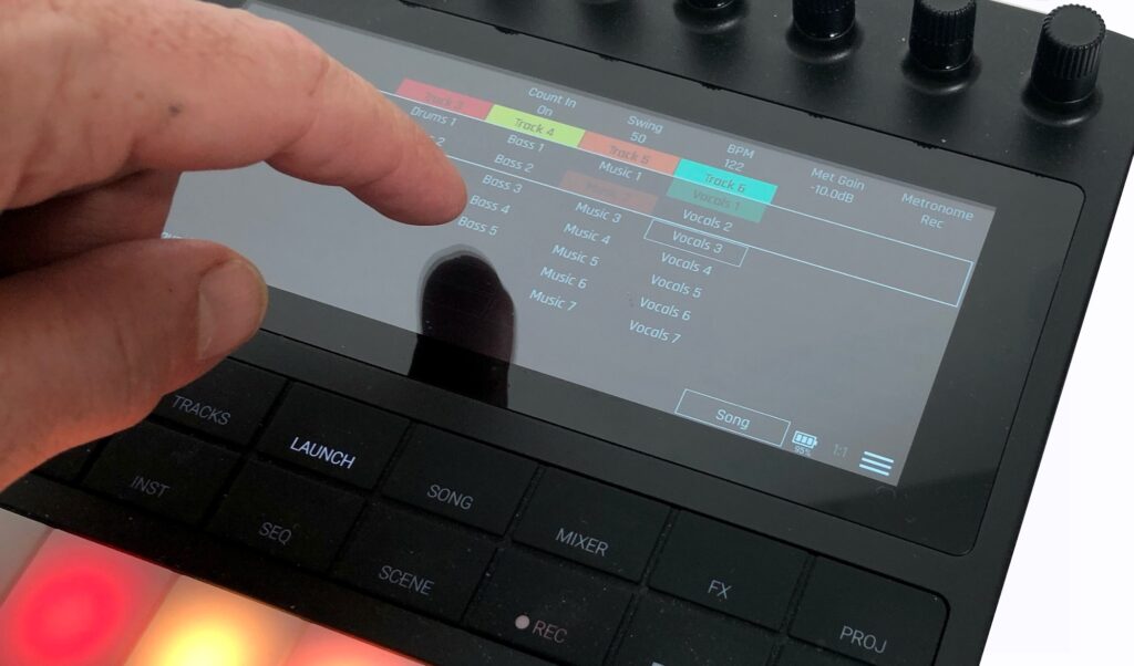 Großer Finger, kleine Clips: Das Starten von Clips macht über die RGB-Pads mehr Spaß als über den Touchscreen.