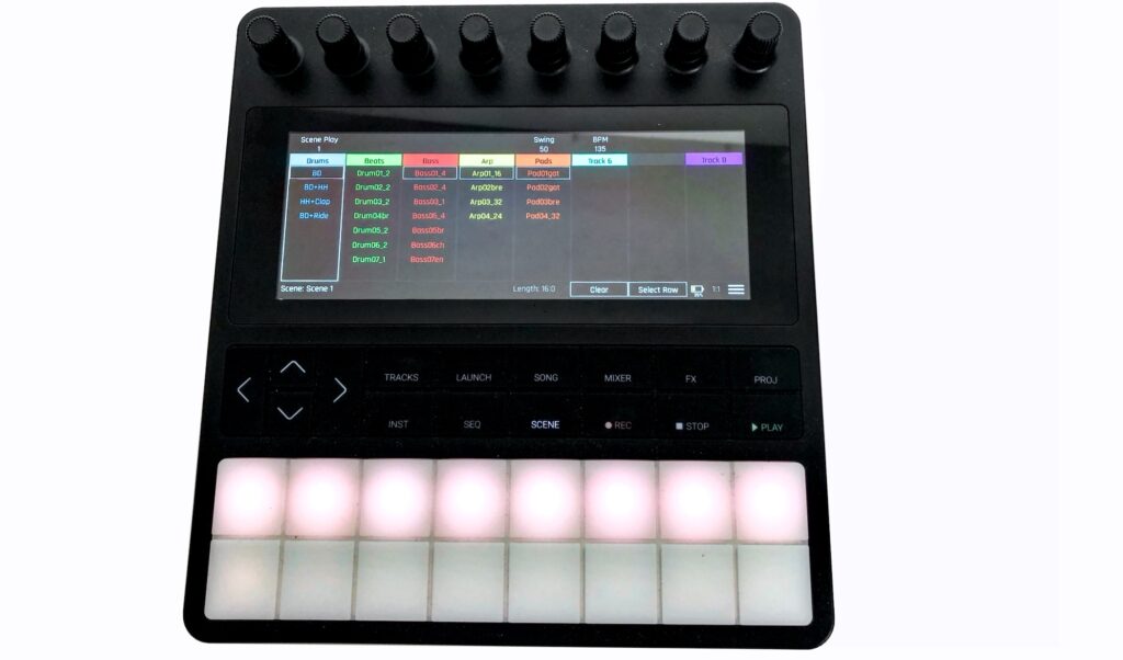 Die acht Scenes sind festgelegte Kombinationen von Clips und werden über die RGB-Pads gestartet.