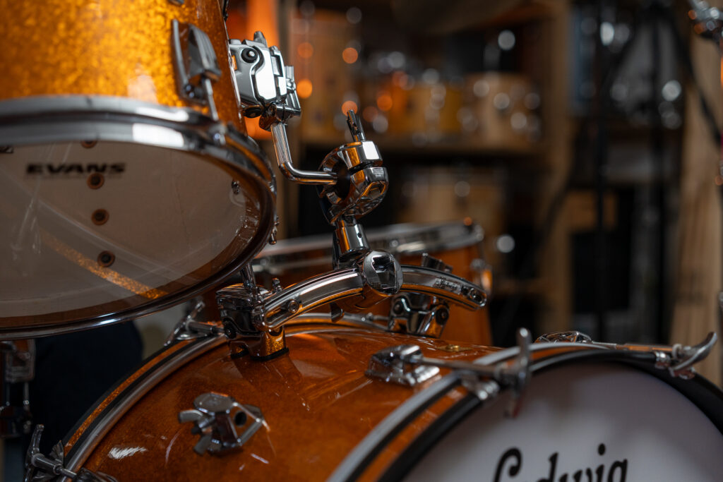 Ein moderner Ludwig Rail Mount aus der Atlas-Serie, der ohne Bohrungen an den Böckchen befestigt wird.