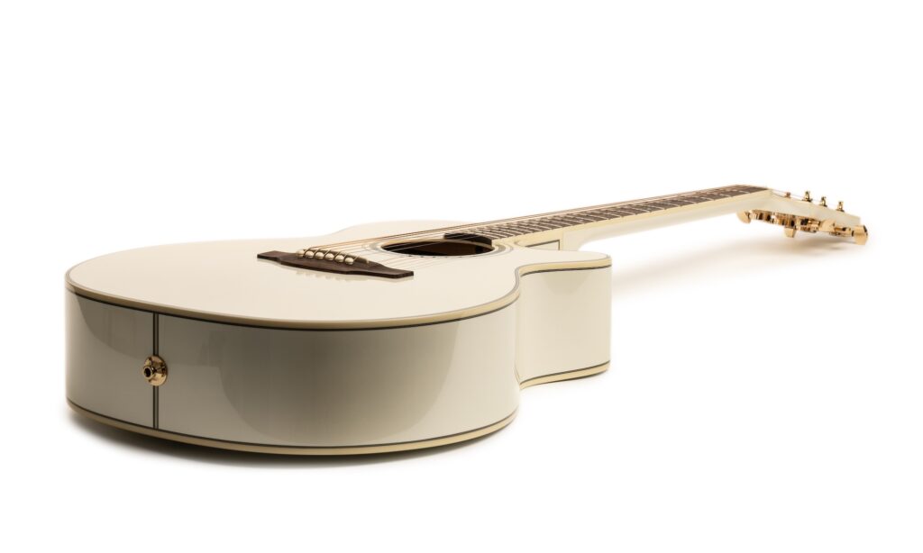 Mit ihrer auffälligen Optik und dem praxistauglichen Tonabnehmersystem empfiehlt sich die Takamine GN37CE PW vor allem für den Bühneneinsatz.