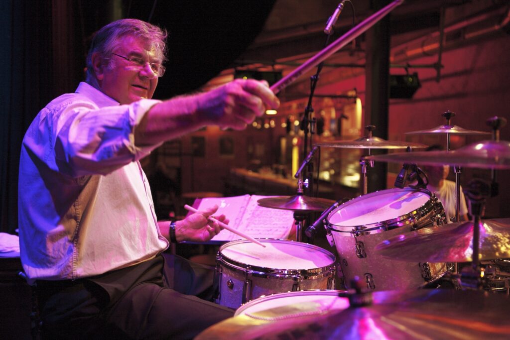 Hinter seinem Drumset fühlt Pete York sich seit Jahrzehnten pudelwohl. Foto: Ingo Baron 
