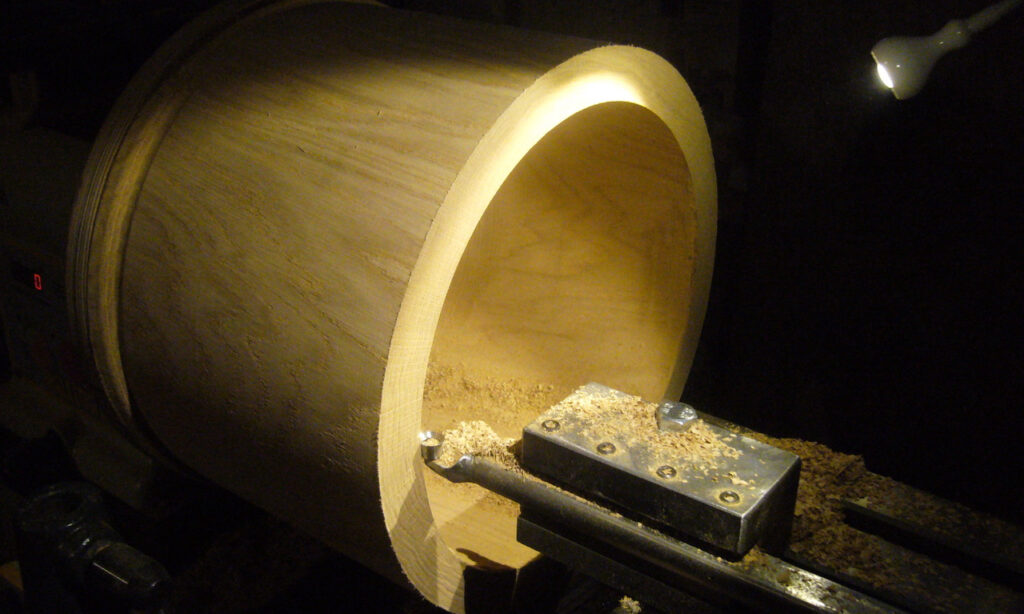 Hier seht ihr einen Massiv-Kessel beim Abdrehen. (Bildquelle: Pollner Drums)