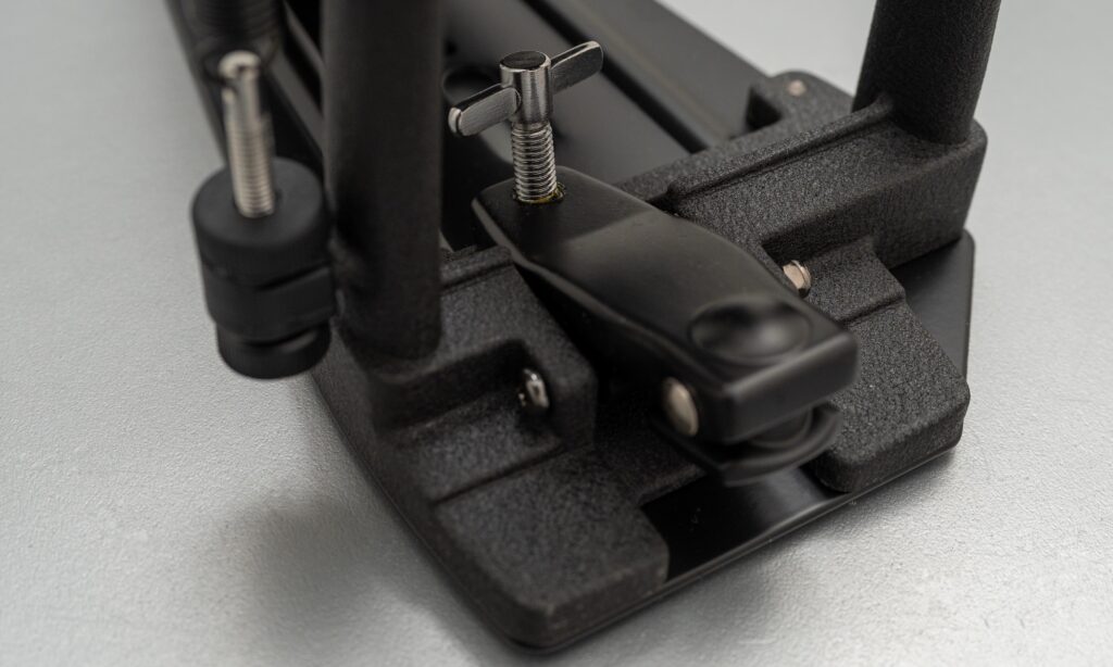 Für die Fixierung am Spannreifen muss man unter die Trittplatte greifen.