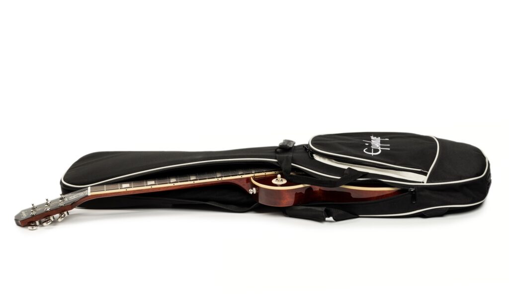 Ein Gigbag gehört zum Lieferumfang dazu.