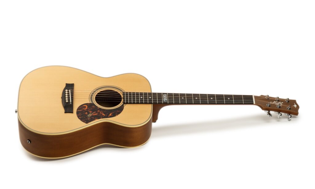 Die Maton EBG808 Tommy Emmanuel erweist sich im Test als bestens bespielbares Workhorse für Bühne und Fingerstyle.