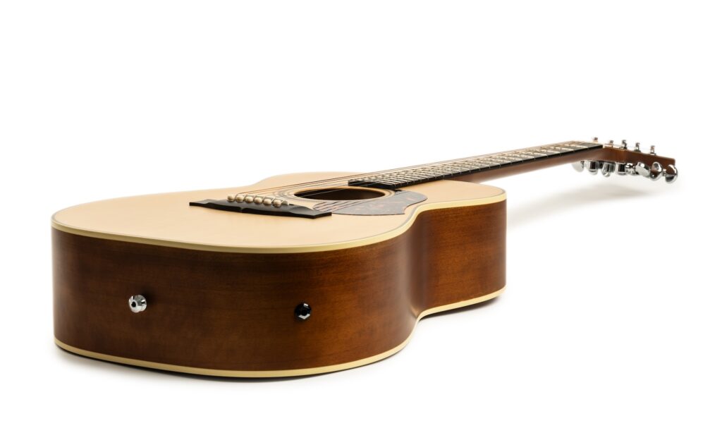  Der Korpus besteht aus Ahorn, die Decke aus Fichtenholz.