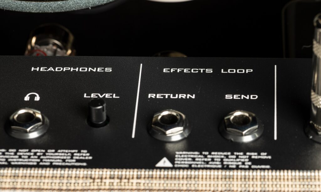 Etwas gewöhnungsbedürftig: die Position der Anschlüsse auf der Rückseite. 