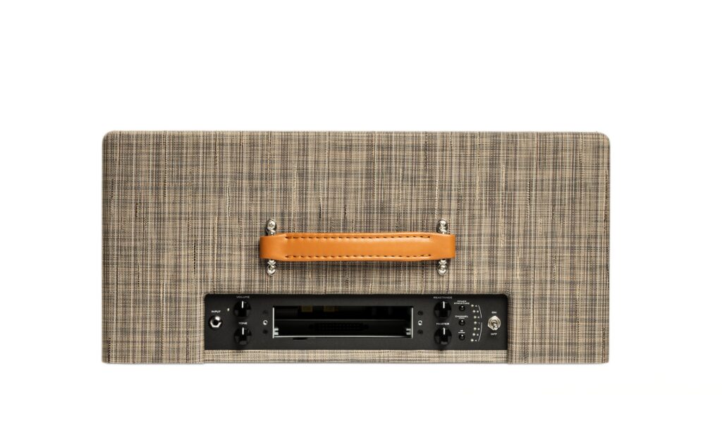 Die unterschiedlichen Module werden in die vorgesehenen Schienen eingeführt, bis zum Anschlag eingeschoben und mit zwei seitlichen Schrauben befestigt. 