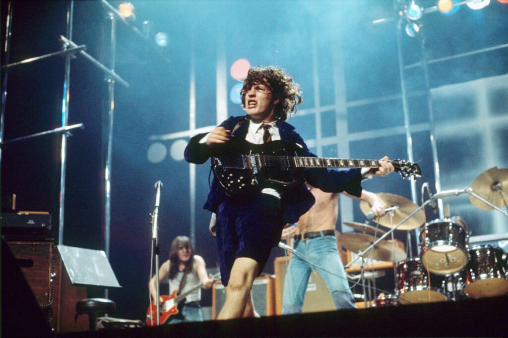 AC/DC live 1976 – in dieser Phase war bereits Phil Rudd am Schlagzeug. (Credit: Shutterstock / ITV)