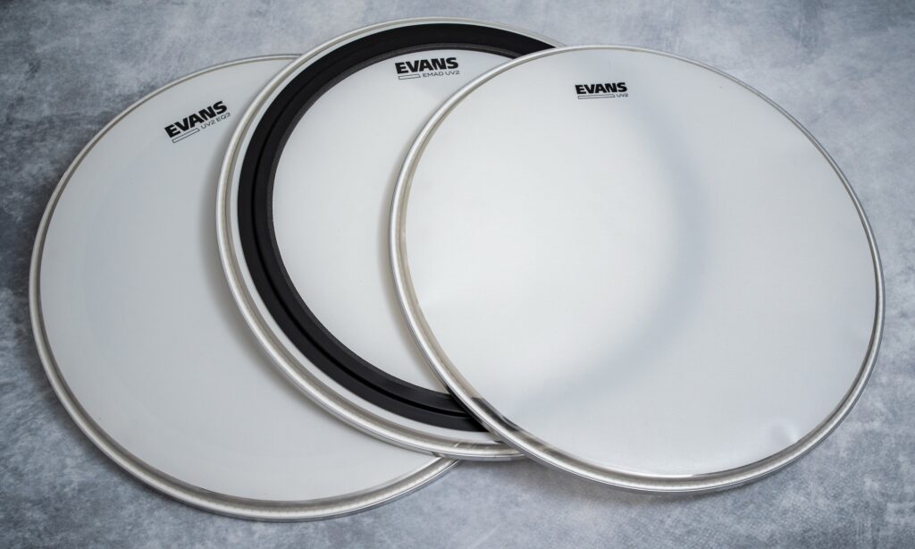 Zwei Lagen, unterschiedliche Dämpfsysteme: Die neuen Evans UV2 Bassdrum-Felle klingen druckvoll und bassig. 