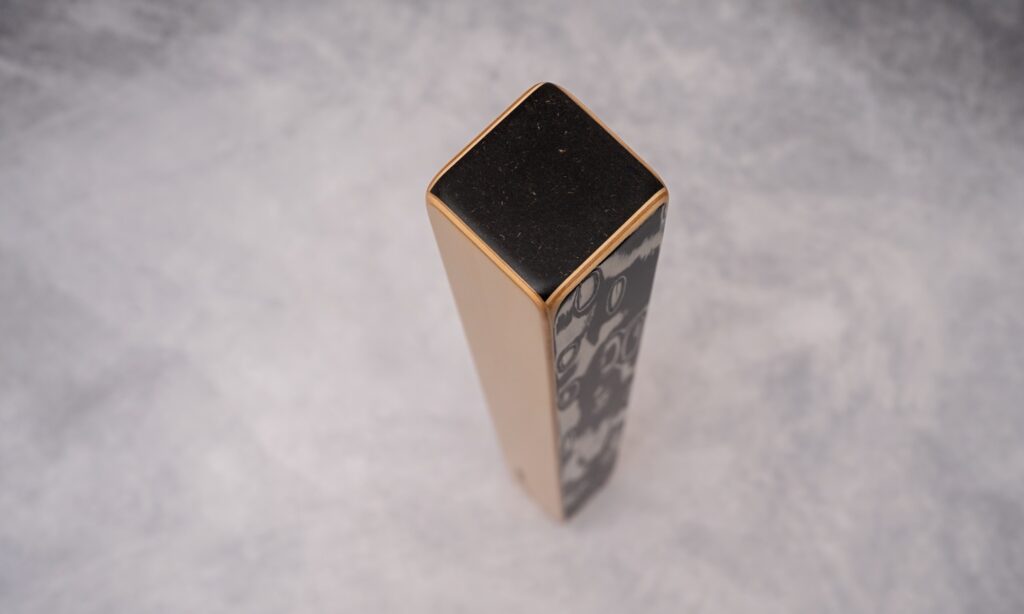 Durch seine eckige Form ist der Rainmaker leicht mit einer Hand auf dem Percussiontisch zu platzieren.