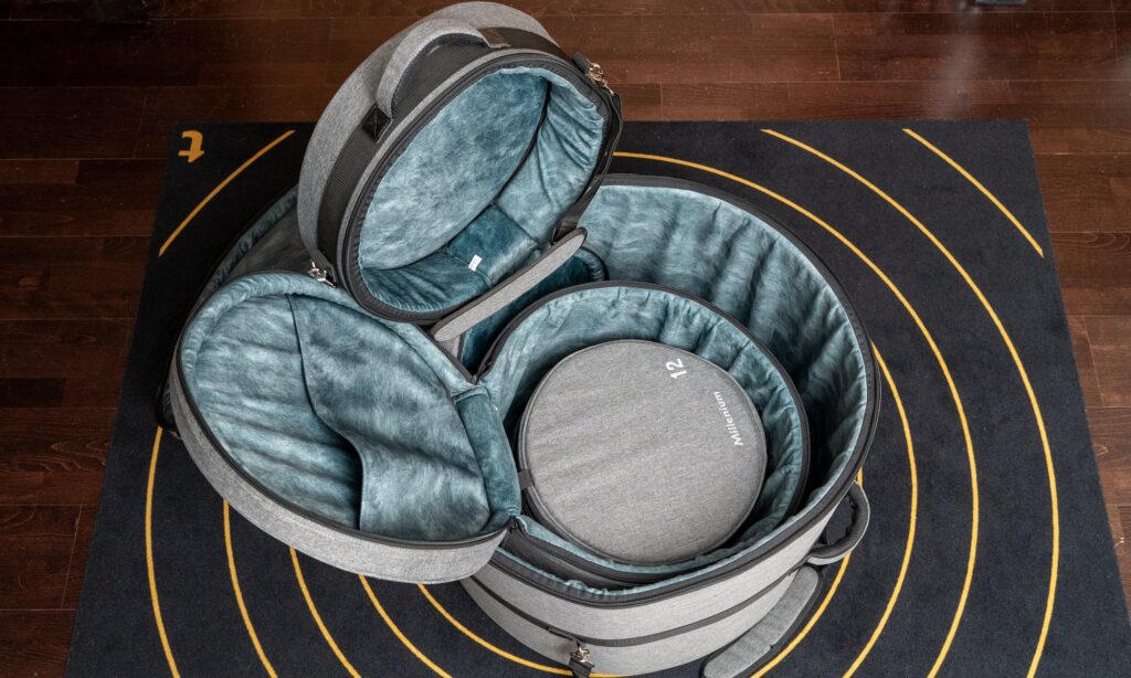 Stapelbar: Hier seht ihr einen Dreiteiler (22“,16“, 12“) plus 14“ Snaredrum-Tasche.