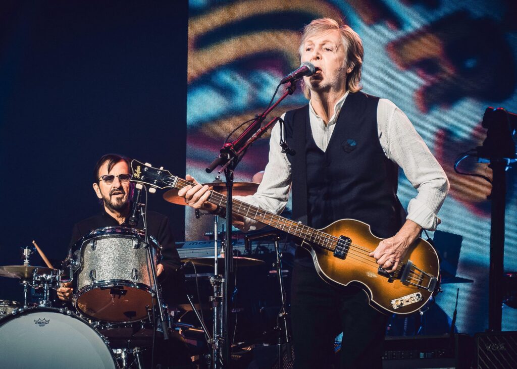 So kennt man die beiden Beatles für gewöhnlich: Ringo hinter den Drums und Paul am Bass. (Credit: Alamy Stock Foto / Anne-Marie Forker)