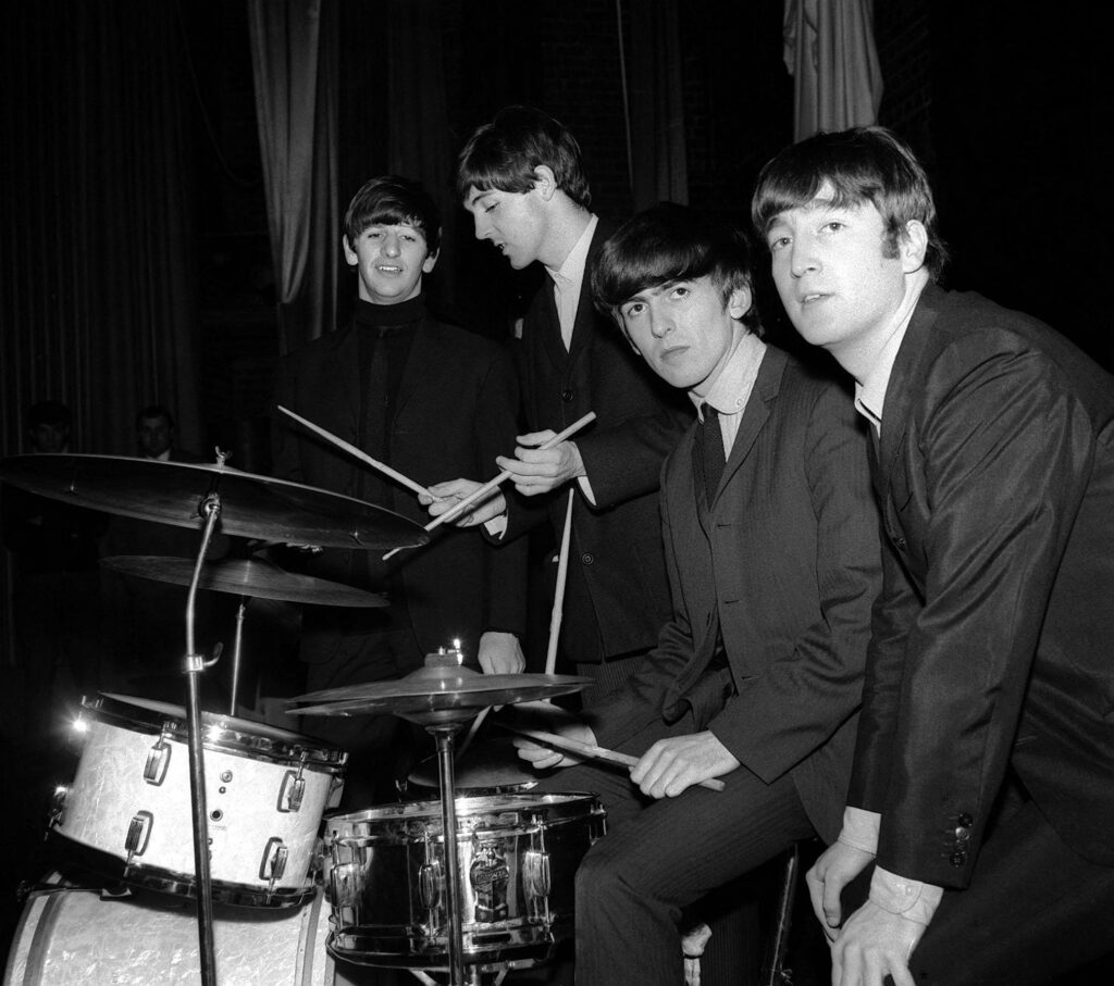 Die Beatles 1963 – man beachte den Traditonal Grip bei Paul. (Credit: Alamy Stock Foto / Trinity Mirror / Mirrorpix)