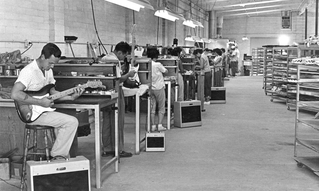 Historische Aufnahme aus der Fender-Produktion: Seit den 1950er-Jahren entstehen hier Instrumente mit der heute ikonischen Stratocaster-Form. (Bildquelle: Fender)
