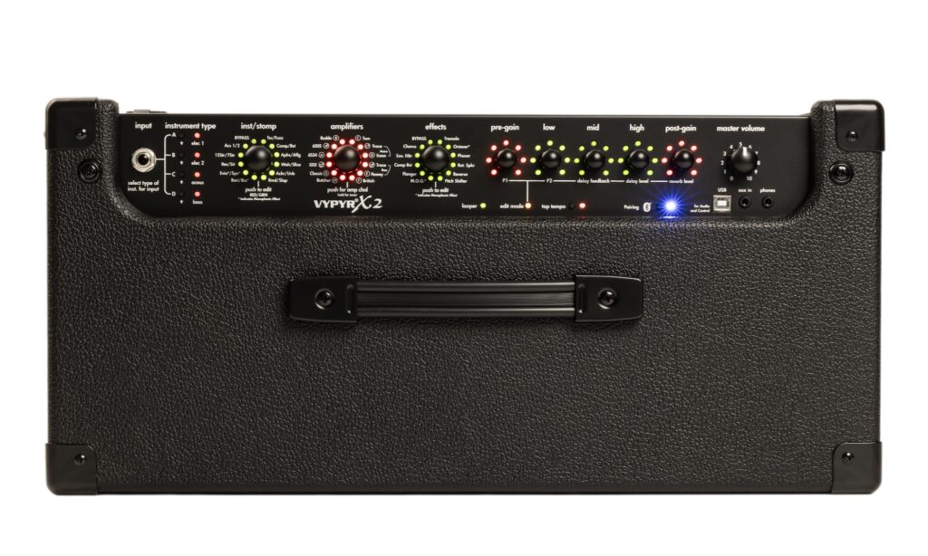 Die Bedienelemente auf der Oberseite bestehen aus drei Reglern mit Druckfunktion, über die sich Instrumenten- oder Stompbox-Typ, Amp-Modell und Effekt auswählen lassen.