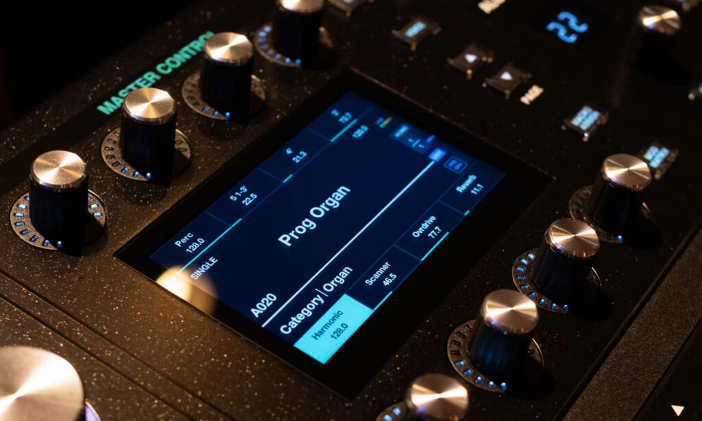 Zentrale Schaltstelle ist der farbige Touchscreen des ASM Leviasynth, ergänzt durch acht passend zugeordnete Regler.