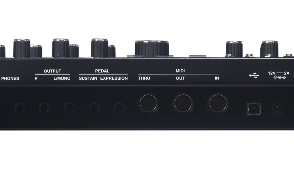 Nicht mehr als der Standard: Stereo-Out, Pedalanschlüsse, MIDI-Trio, USB-Port, Netzteilbuchse - fertig.