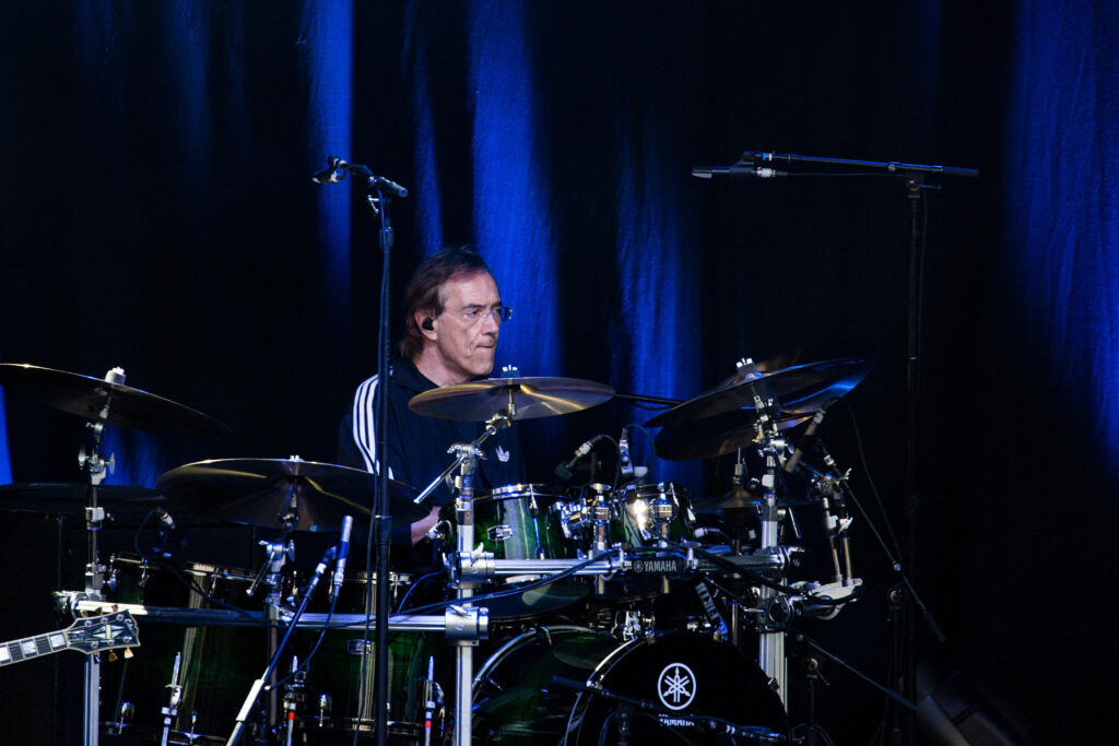 Der Meister hinter dem Groove von "I Hung My Head": Vinnie Colaiuta. (Credit: Alamy Stock Foto / Gonzales Photo) 