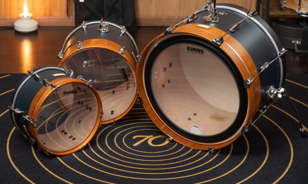 Drei Bassdrums? Nein, auch die Toms haben Holzreifen.