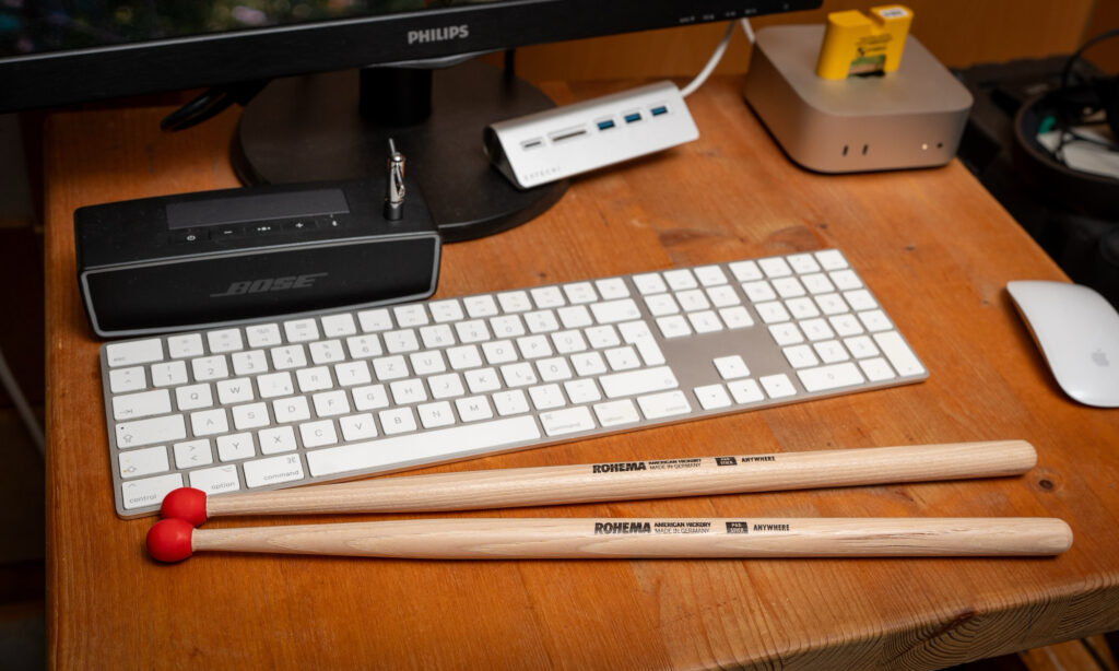 Falls mal kein Pad in der Nähe ist, lässt es sich mit dem Pad Stick Anywhere praktisch auf jeder Oberfläche üben, sofern diese nicht zu empfindlich ist.