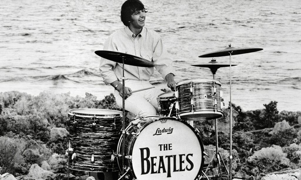 Das teuerste jemals verkaufte Schlagzeug: Ringos Ludwig Black Oyster Pearl. (Credit: Alarmy / PictureLux / The Hollywood Archive)