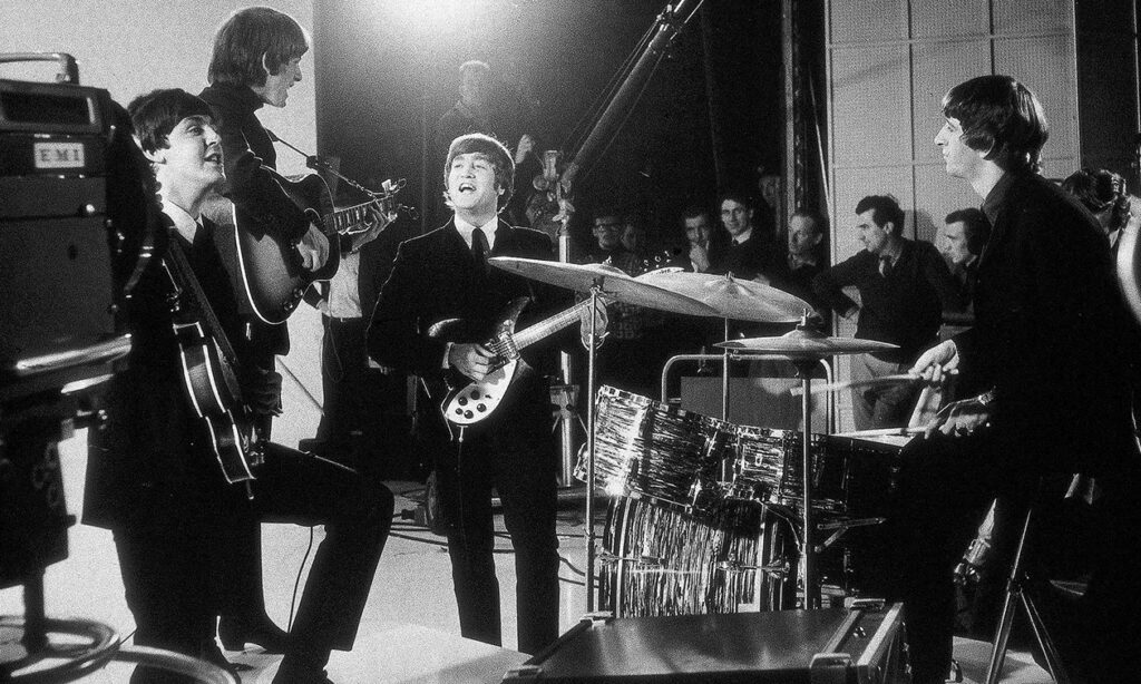 Ringo im Kreise der Beatles an seinem legendären Set in Aktion. (Credit: Alarmy / Allstar Picture Library Ltd)
