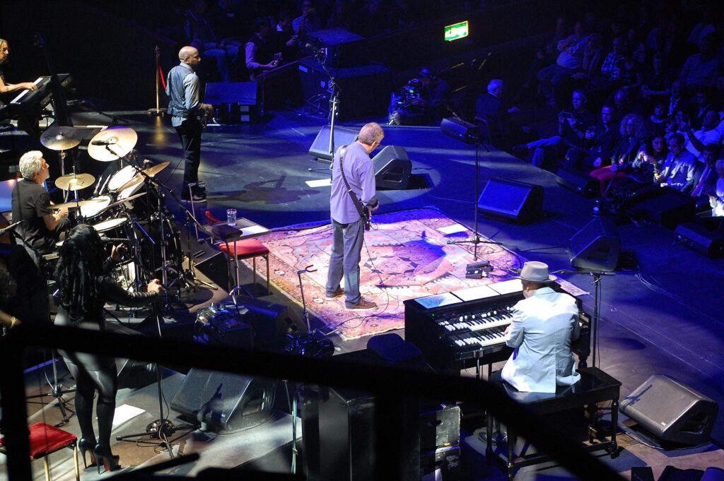 Eric Clapton in der Royal Albert mit Steve Gadd an den Drums. (Alamy Stock Foto / Artofoto)