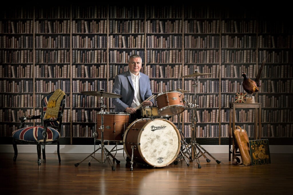 Steve White hinter einem Premier Modern Classic Set.
