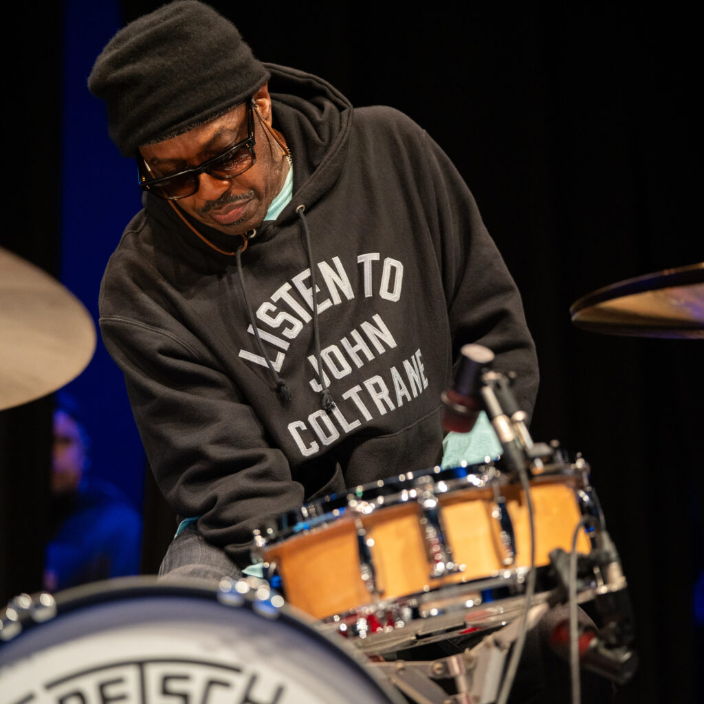 Hier wird die Gretsch Broadkaster Snare während des Soundchecks justiert.