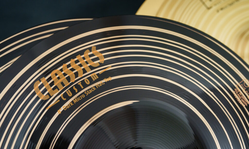 Gut zu erkennen: die schwarze Beschichtung der Classics Custom Dark Micro Stack Hats.